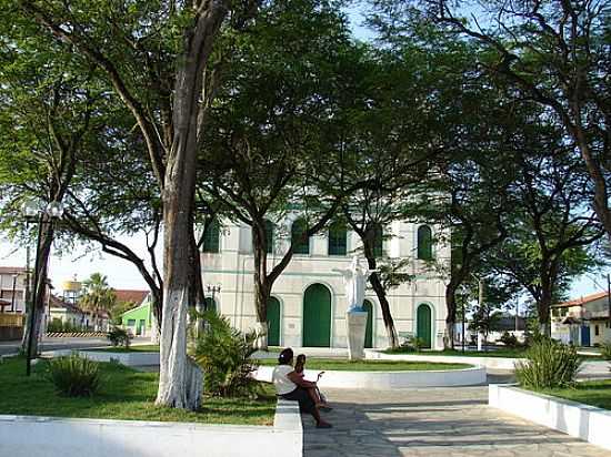 PRAA E IGREJA MATRIZ DE ALCOBAA-FOTO:SERNEIVA - ALCOBAA - BA