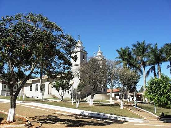 PRAA E IGREJA MATRIZ DE MONSENHOR IZIDRO-FOTO:SOUEXCEL - MONSENHOR ISIDRO - MG