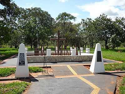 MONUMENTO  POR ALTEMIRO O. CRISTO  - MONTE ALEGRE DE MINAS - MG