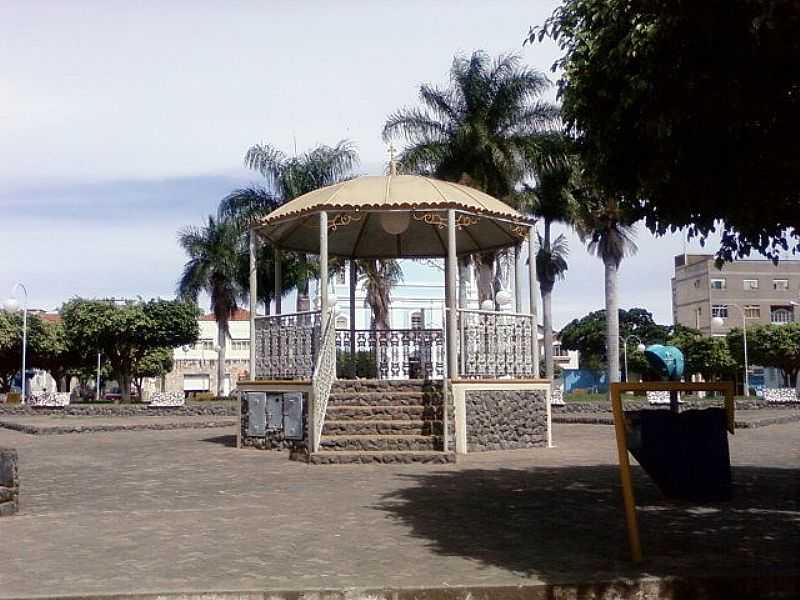 MONTE AZUL-MG-CORETO NA PRAA DA MATRIZ-FOTO:RMULO HENOK - MONTE AZUL - MG