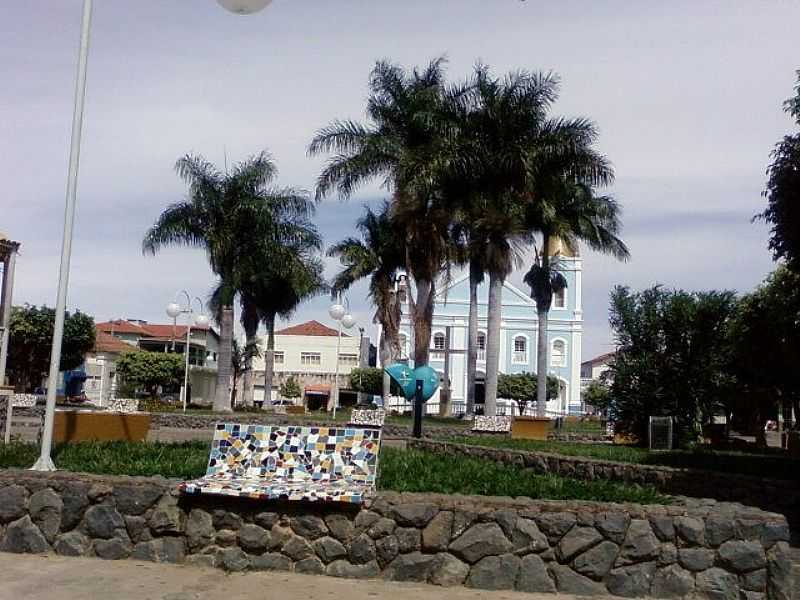 MONTE AZUL-MG-PRAA E MATRIZ DE N.SRA.DAS GRAAS-FOTO:RMULO HENOK - MONTE AZUL - MG