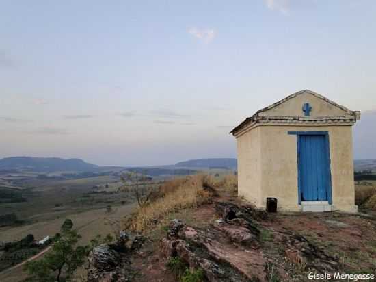 IGREJA NO ALTO DO MORRO DOIS IRMOS, POR GISELE MENEGASSE - MONTE SANTO DE MINAS - MG