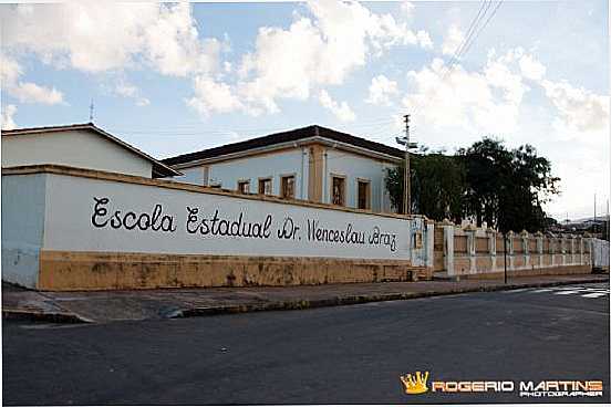 ESCOLA, POR ROGERIO MARTINS - MONTE SANTO DE MINAS - MG