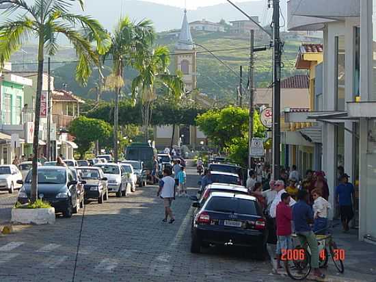 AV.GETLIO VARGAS, AO FUNDO A IGREJA-FOTO:URIAS E. TAKATOHI - MONTE SIO - MG