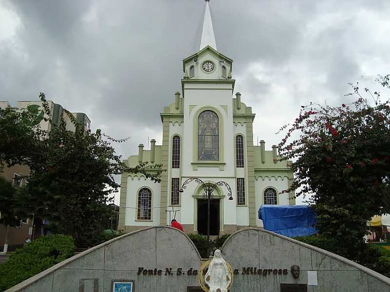 MONTE SIO-MG-FONTE E IGREJA DE N.SRA.DA MEDALHA MILAGROSA-FOTO:J CARLOS DE C. SILVA - MONTE SIO - MG