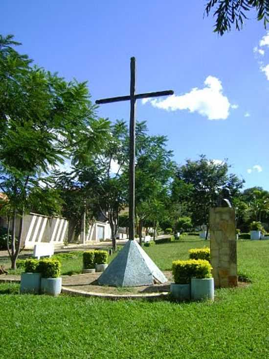 CRUZEIRO DA MATRIZ EM MONTEZUMA-MG-FOTO:DENIS CONRADO - MONTEZUMA - MG