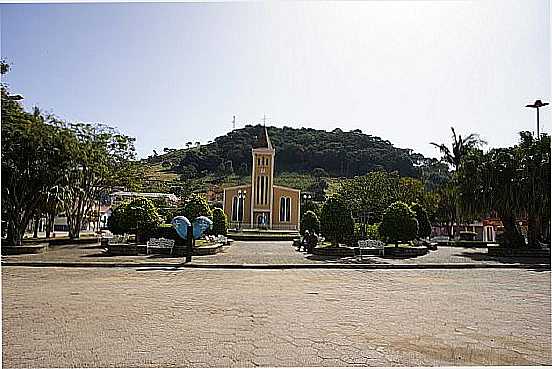 MUNHOZ-MG-PRAA DA MATRIZ-FOTO:ERNANDES C SANTOS  - MUNHOZ - MG