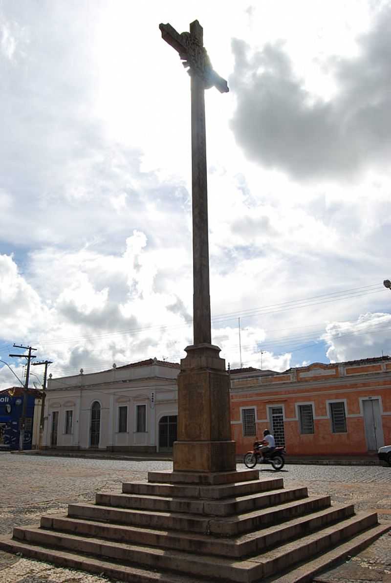 CRUZEIRO DE PEDRA - LARGO DA MATRIZ - MUZAMBINHO - MUZAMBINHO - MG