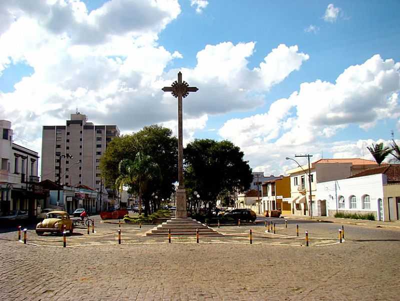 CRUZEIRO DE PEDRA - LARGO DA MATRIZ - MUZAMBINHO  - MUZAMBINHO - MG