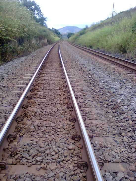 LINHA FRREA DA CVRD, VITORIA/MINAS, POR SAMARA PAULA - NAQUE - MG