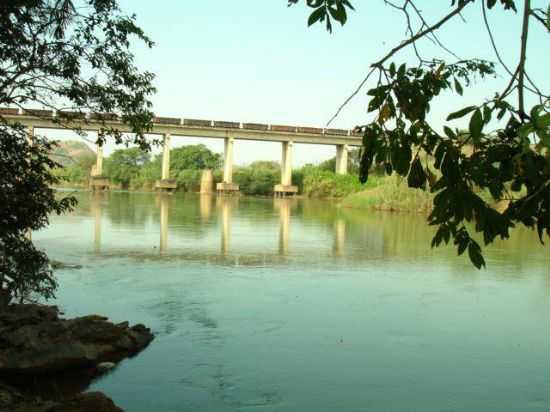 PONTE DA LINHA FRREA SOBRE O RIO SANTO ANTONIO, POR SAMARA PAULA - NAQUE - MG