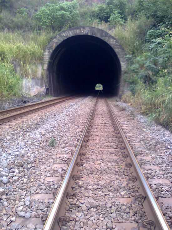 TUNEL DA LINHA FRREA DA CVRD, POR SAMARA PAULA - NAQUE - MG