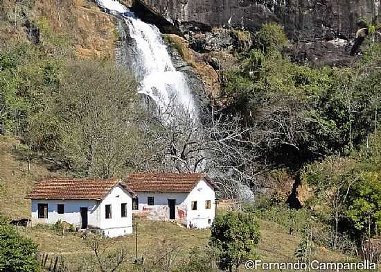 NATRCIA-MG-CASAS E AO FUNDO A CACHOEIRA-FOTO:PAROQUIA.ORG.BR - NATRCIA - MG