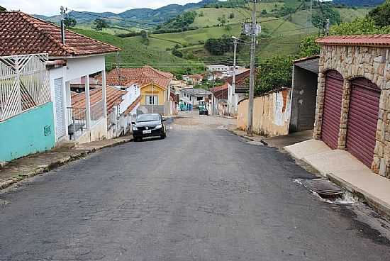 NATRCIA-MG-LADEIRA E AS MONTANHAS DA REGIO-FOTO:GLUCIO ALMEIDA - NATRCIA - MG