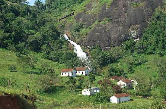 NATRCIA-MG-O POVOADO E AO FUNDO A CACHOEIRA-FOTO:FURLANETTO - NATRCIA - MG