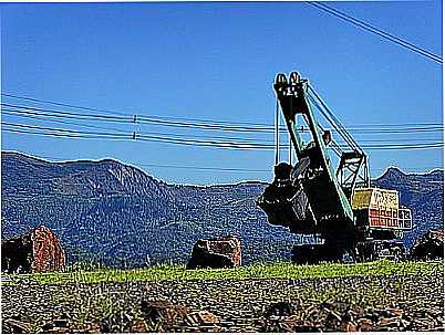 NA ENTRADA DA CIDADE DE NOVA LIMA E A SERRA DO CURRAL AO FUNDO, POR NELSON CLM. - NOVA LIMA - MG