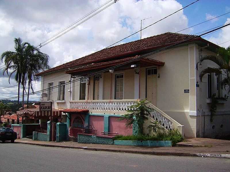 OLIVEIRA-MG-LINDO SOBRADO NA PRAA DA MATRIZ-FOTO:ANDR SALIYA - OLIVEIRA - MG