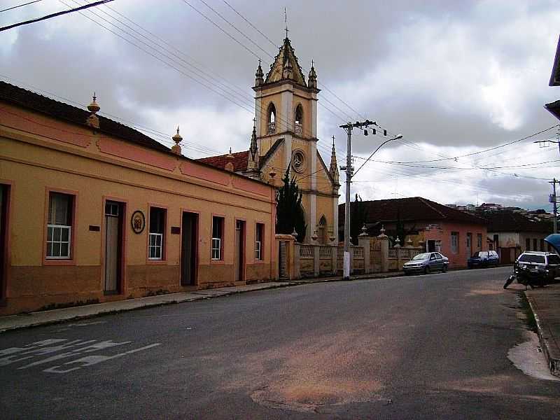 OLIVEIRA-MG-RUA DA IGREJA DA MISERICRDIA-FOTO:ANDR SALIYA - OLIVEIRA - MG