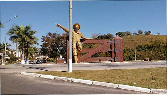 ESTTUA DO MENINO DA PORTEIRA, POR PAULO ROBERTO CECCON - OURO FINO - MG