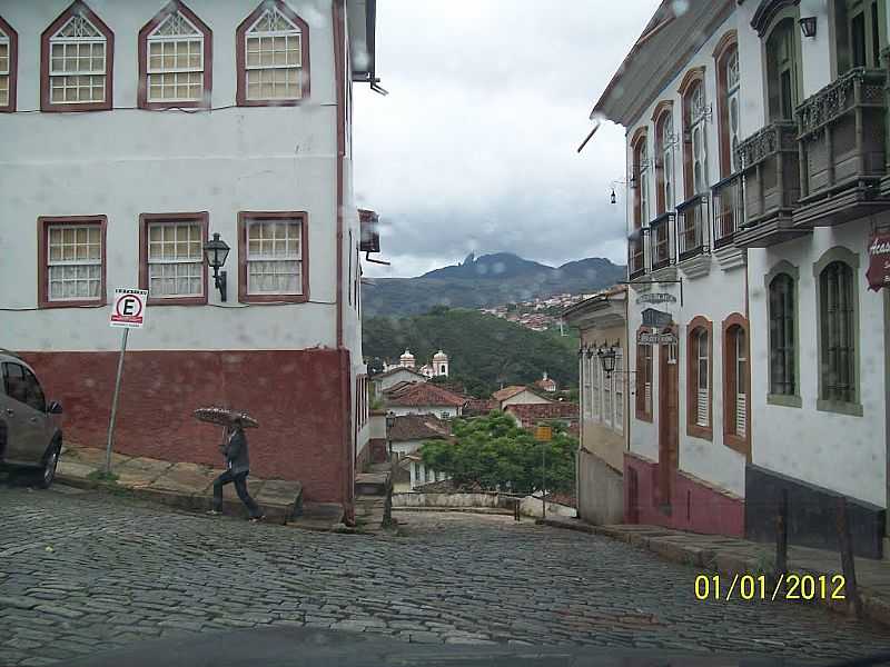 OURO PRETO-MG-CASARES NO CENTRO E AO FUNDO O PICO DO ITACOLOMI-FOTO:JOSUE MARINHO - OURO PRETO - MG