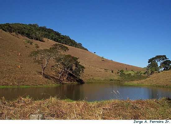 LAGO E MONTANHAS EM PAIVA-MG-FOTO:JORGE A. FERREIRA JR - PAIVA - MG