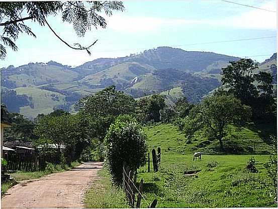 REA RURAL E AO FUNDO A SERRA DOS MARTINS EM PARAISPOLIS-MG-FOTO:AISFER - PARAISPOLIS - MG