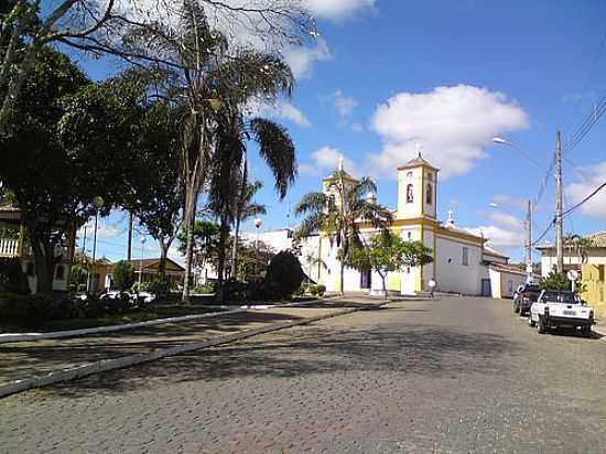 PRAA E IGREJA EM PASSA TEMPO-FOTO:FWELBER - PASSA TEMPO - MG