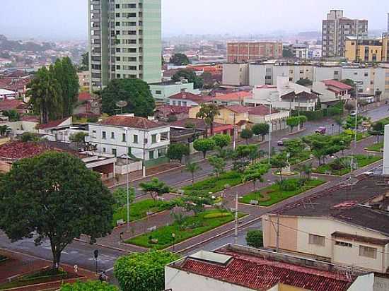 PAISAGEM URBANA DE PATOS DE MINAS-FOTO:MONTANHA - PATOS DE MINAS - MG