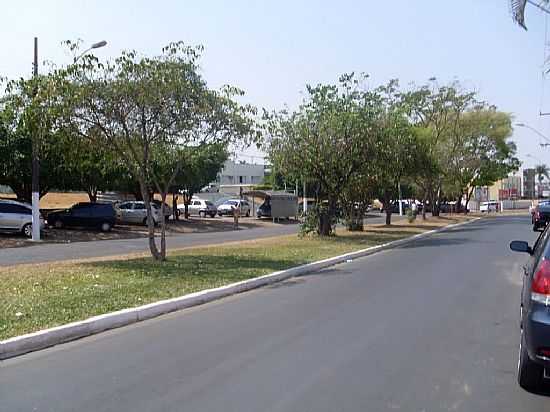 PATROCNIO-MG-AVENIDA JOO ALVES DO NASCIMENTO-FOTO:CARLOS ANTONIO COELHO - PATROCNIO - MG