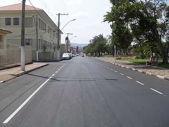 PATROCNIO-MG-RUA GOVERNADOR VALADARES-FOTO:CARLOS ANTONIO COELHO - PATROCNIO - MG