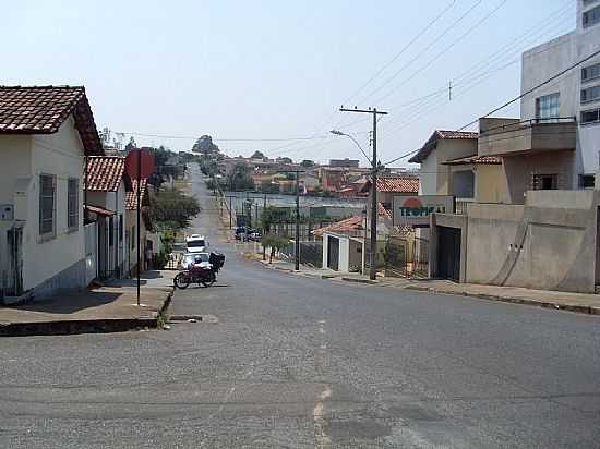 PATROCNIO-MG-RUA MARTINS MUNDIN-FOTO:CARLOS ANTONIO COELHO - PATROCNIO - MG