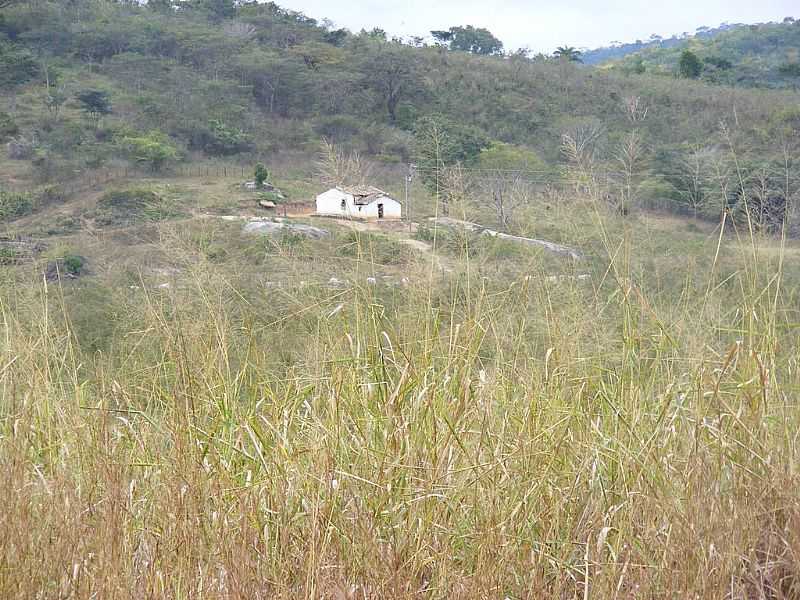 PEDRA AZUL-MG-CASINHA NO INTERIOR-FOTO:CARLOS MEIRELES - PEDRA AZUL - MG