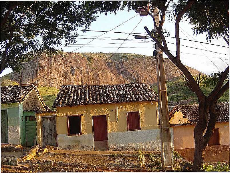 PEDRA AZUL-MG-CASINHAS NA LADEIRA-FOTO:PAULOMARCIO - PEDRA AZUL - MG