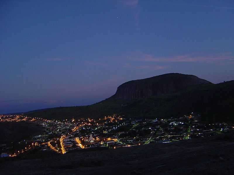 PEDRA AZUL-MG-VISTA NOTURNA DA CIDADE-FOTO:PAULOMARCIO - PEDRA AZUL - MG