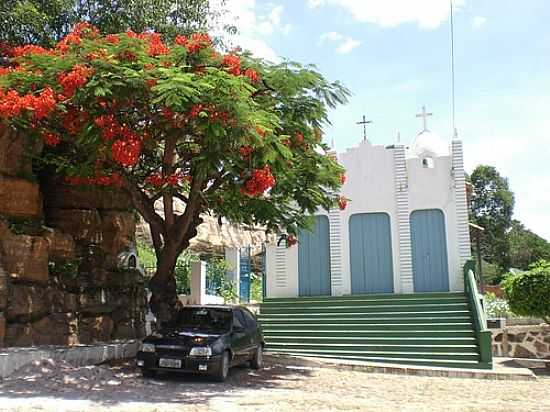 O FLAMBOYANT E A CAPELA EM ANDARA-FOTO:CARLOS H. SILVA DE S - ANDARA - BA