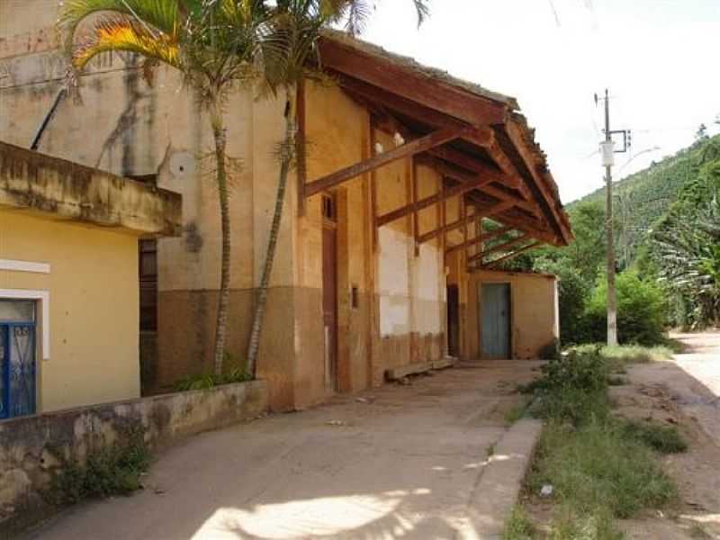 A ESTAO FERROVIRIA  DE PEDRA MENINA EM 24/12/2005. FOTO MARCOS A. FARIAS - PEDRA MENINA - MG