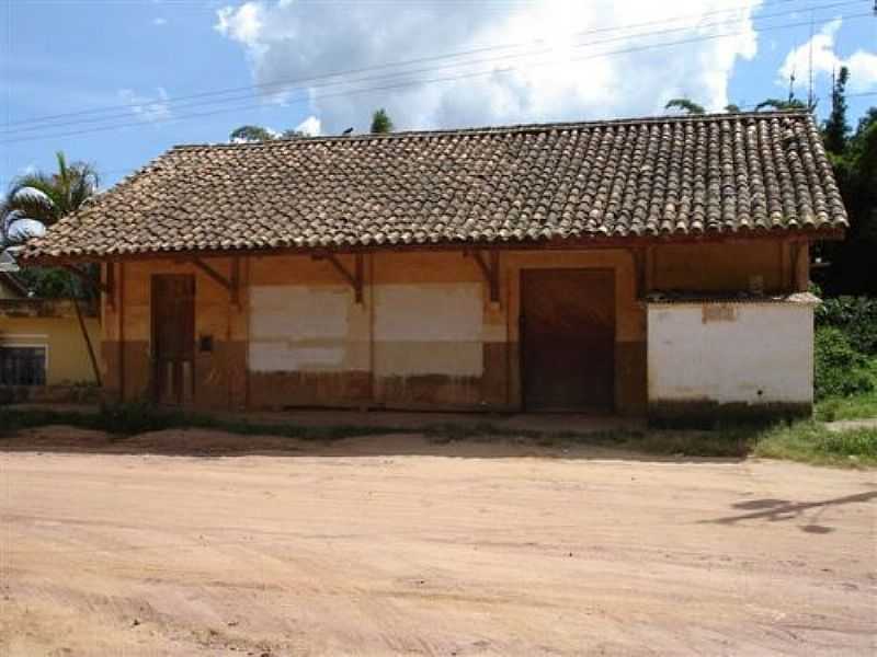 ANTIGA  ESTAO FERROVIRIA EM 24/12/2005. FOTO MARCOS A. FARIAS  - PEDRA MENINA - MG