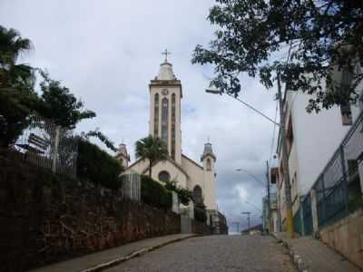 VISTA DA IGREJA MATRIZ E CLUBE, POR JUAREZ SILVA JNIOR - PEDRALVA - MG