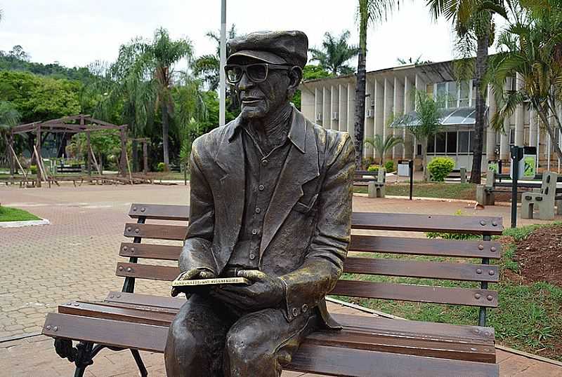 PEDRO LEOPOLDO-MG-ESTTUA DE CHICO XAVIER NA PRAA DA PREFEITURA-FOTO:TRANSITE - UFMG  - PEDRO LEOPOLDO - MG