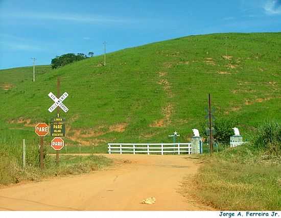 PASSAGEM DE NVEL-FOTO:JORGE A. FERREIRA JR  - PENHA LONGA - MG