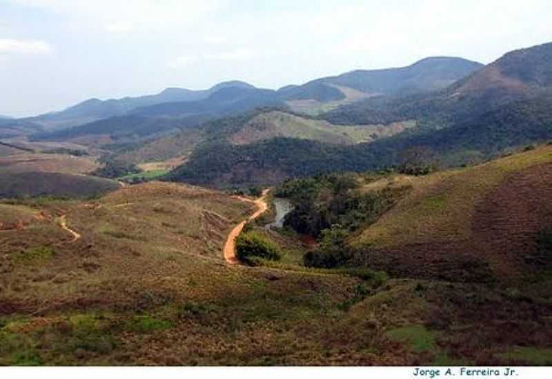 PEQUERI-MG-ESTRADINHA E RIACHO ENTRE MONTANHAS-FOTO:JORGE A. FERREIRA JR. - PEQUERI - MG