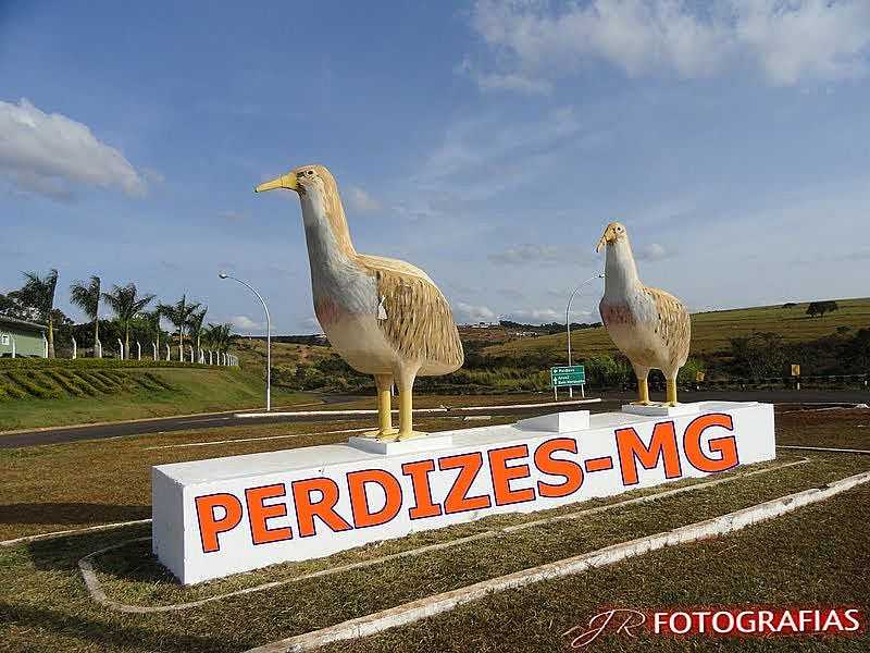 PERDIZES-MG-PERDIZES NA ENTRADA DA CIDADE-FOTO:ANIRAK - PERDIZES - MG