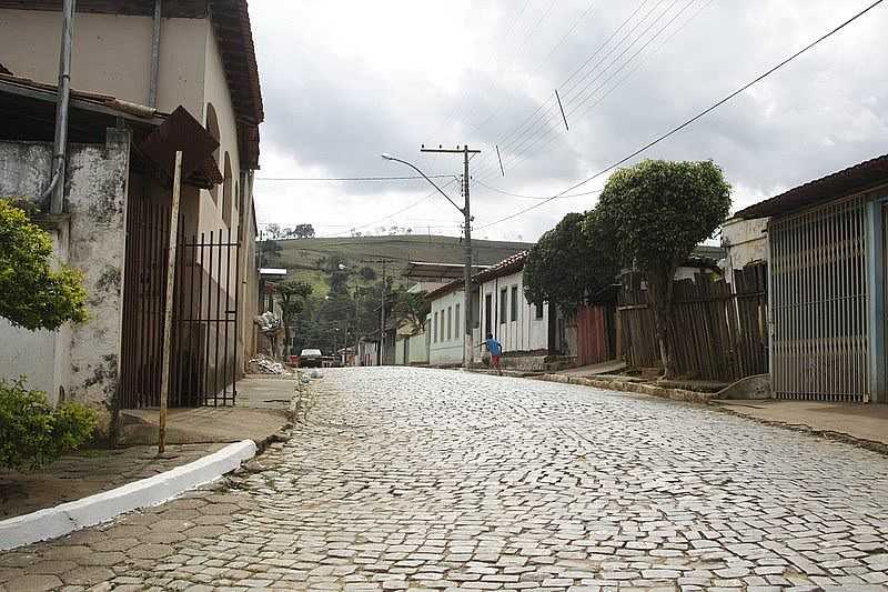 PIEDADE DE PONTE NOVA-MG-RUA NA ENTRADA DA CIDADE-FOTO:IANOBRE - PIEDADE DE PONTE NOVA - MG