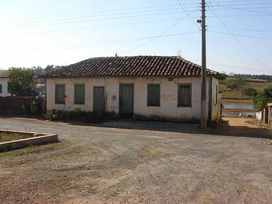 CASA E AO FUNDO O RIO EM PIMENTA-FOTO:ALEXANDRE NUNES - PIMENTA - MG