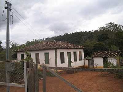 CASINHA NO QUILOMBO
POR THAYNARA REZENDE - PIRACEMA - MG