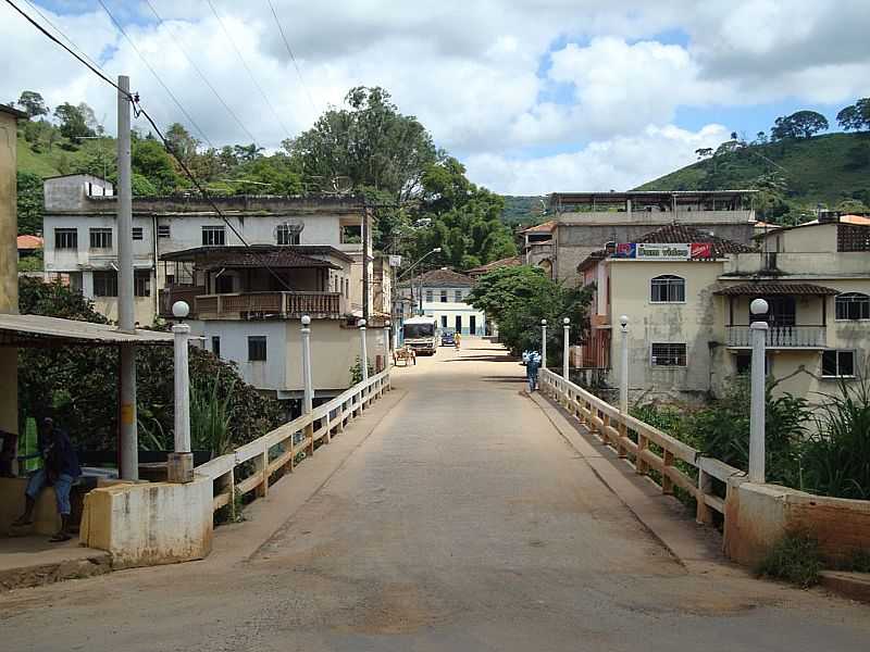 PIRANGA-MG-PONTE SOBRE O RIO PIRANGA-FOTO:PAULOMARCIO - PIRANGA - MG