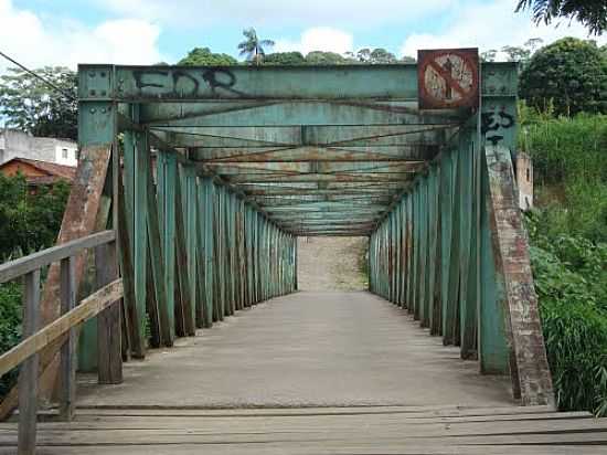 PONTE DE PEDESTRES SOBRE O RIO PIRANGA-FOTO:PAULOMARCIO - PIRANGA - MG