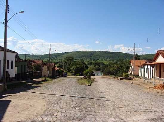 RUA COM A SERRA AO FUNDO-FOTO:HERSON CESAR  - PITARANA - MG