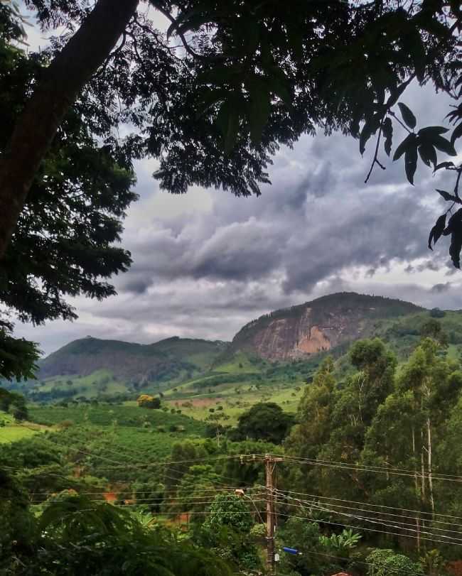 PEDRA DO BEIJA-FLOR DIA NUBLADO- SABRINA CAMILO, POR SABRINA CAMILO - PONTE ALTA DE MINAS - MG