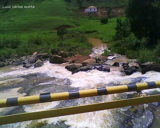 CACHOEIRA-FOTO:MOHAMMAD ALBERTHالله - QUARTEL DO SACRAMENTO - MG